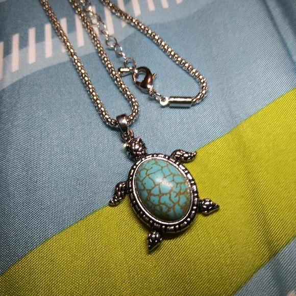 Turtle necklace  w/silver chain - Picture 4 of 5
